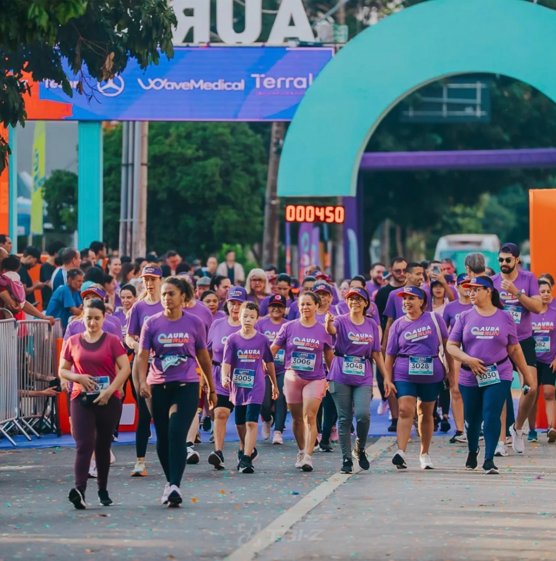 Fotografia de participantes da corrida Aura Run