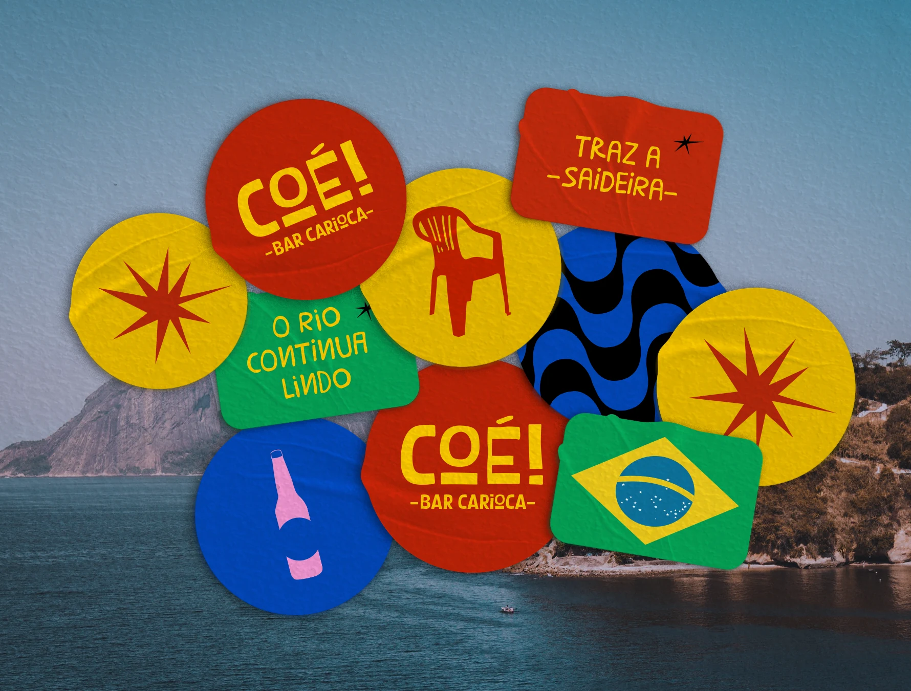 Apliques coloridos da identidade do Coé Bar sobre uma paisagem do Rio de Janeiro
