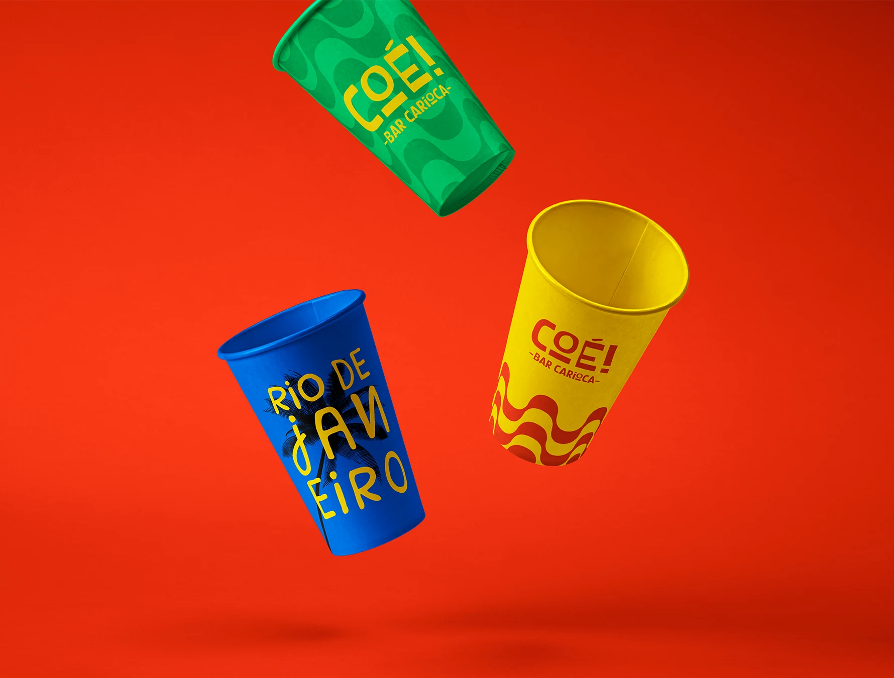 Copos personalizados com a identidade colorida do Coé Bar