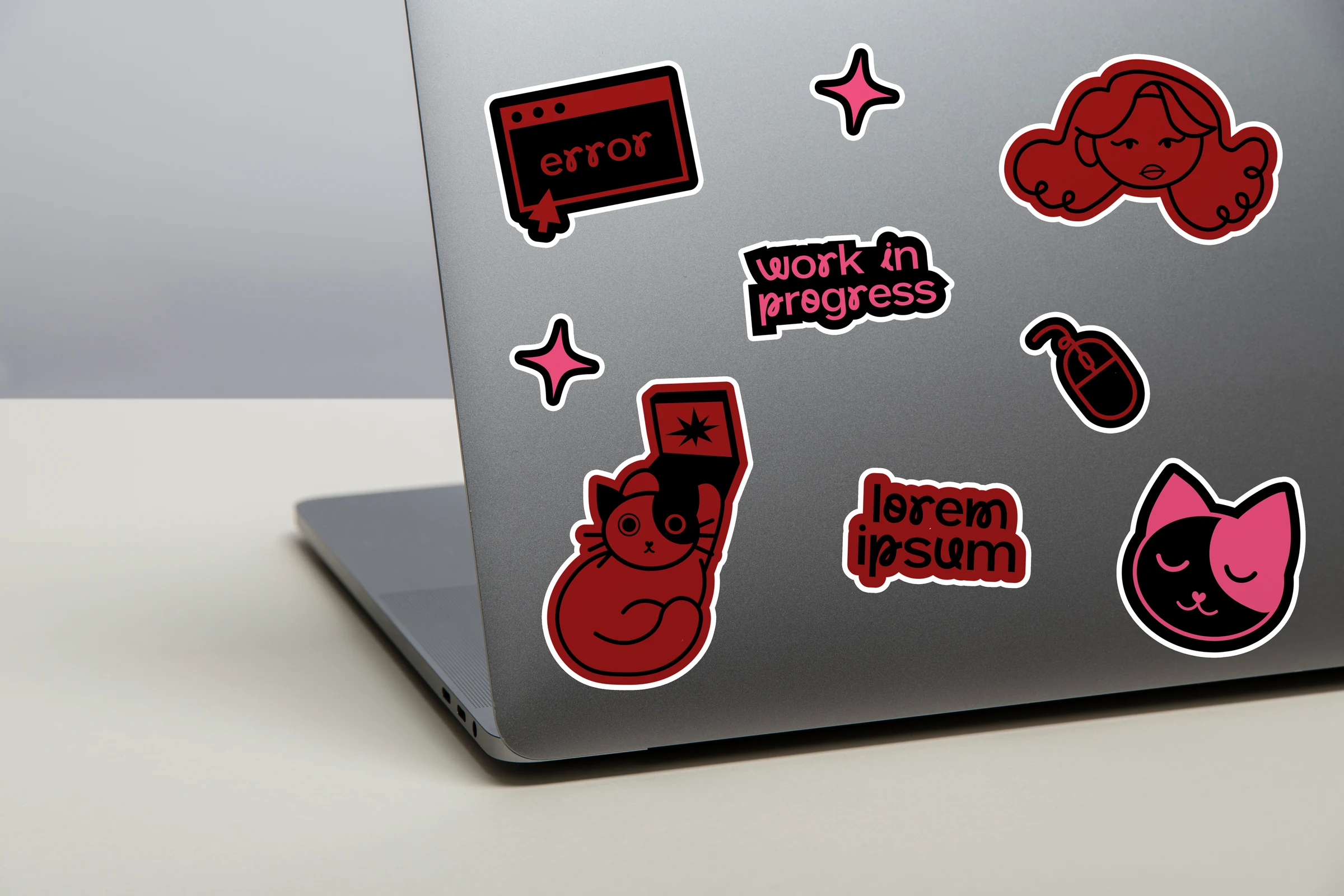 Adesivos ilustrados da Thamores aplicados em um notebook