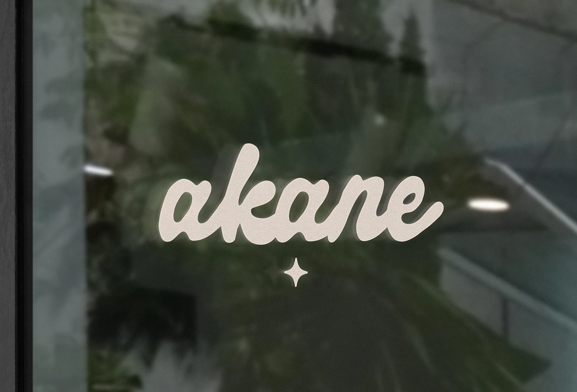 Logotipo Akane aplicado em uma vitrine