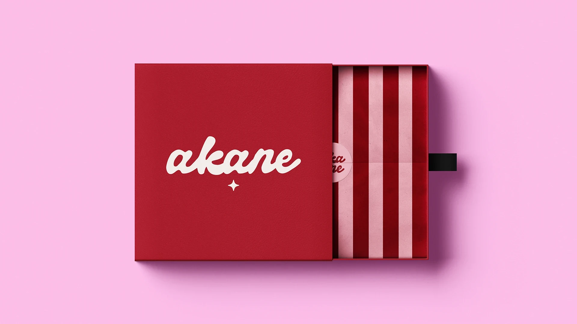 Embalagem vermelha listrada da marca Akane