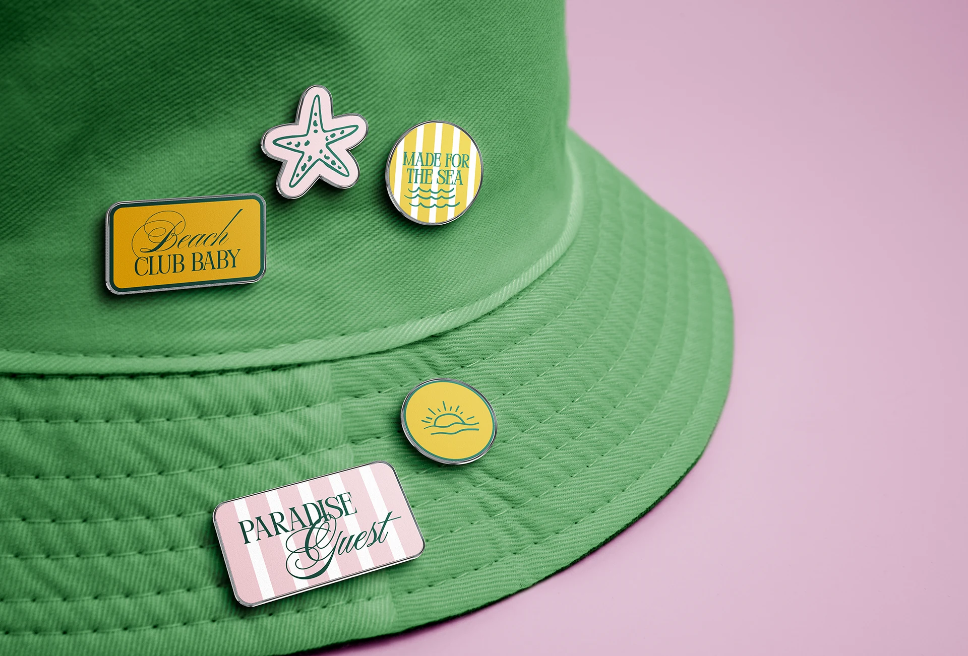 Pins aplicados em um chapéu verde do Beach Club